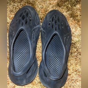 onyx yeezy foam runner